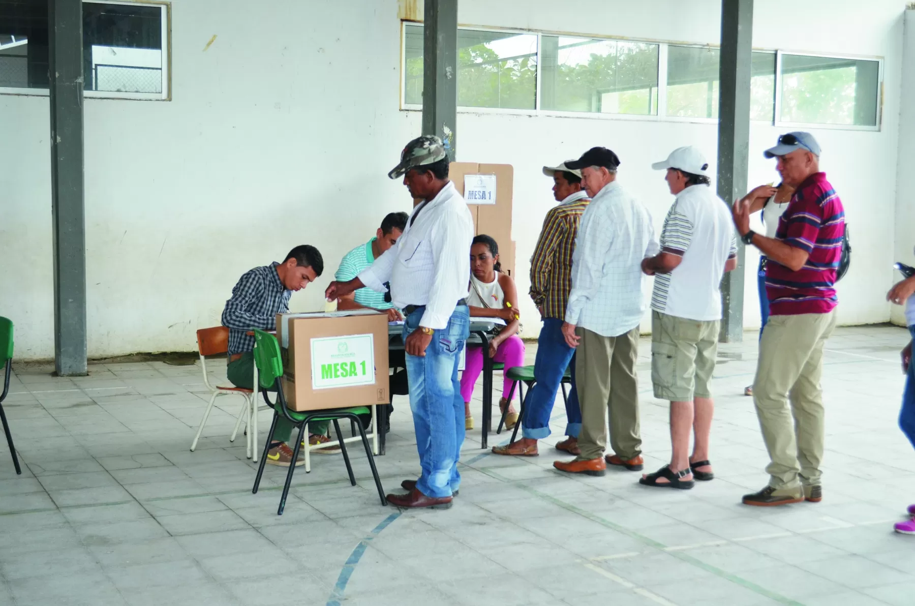 Aunque no se observan largas filas, los araucanos asisten a depositar su voto.